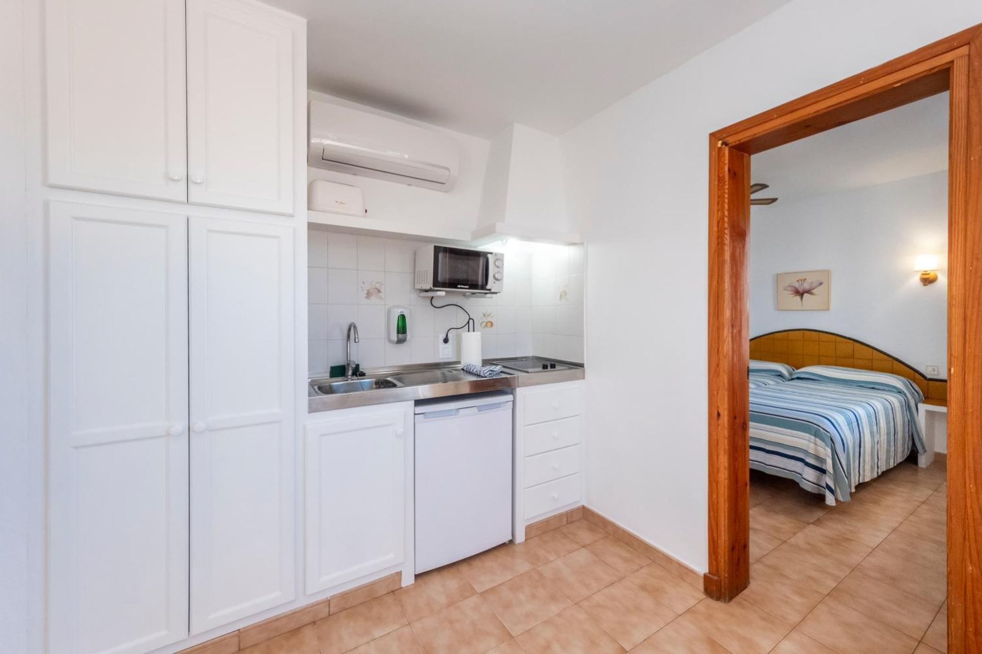 Apartamentos Sol Ponent Cala Blanca  Ngoại thất bức ảnh